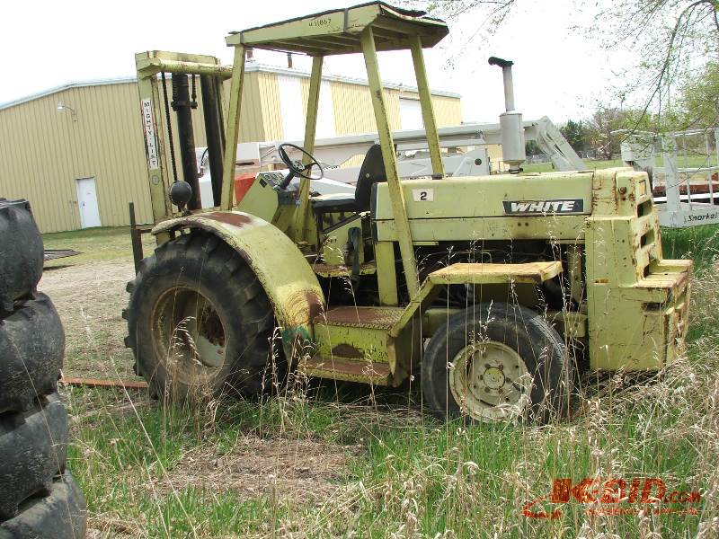 lot 11 image: White 6000lb Rough Terrain Forklift