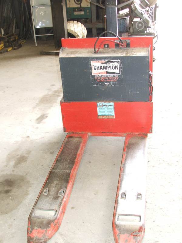 lot 14 image: Kalmar 4500lb Power Pallet Jack