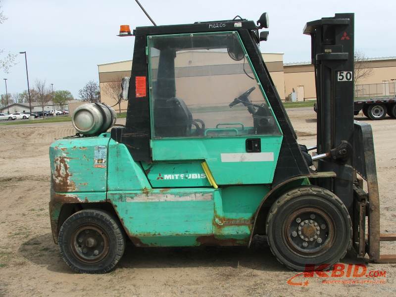 lot 18 image: Mitsubishi FG40KI 9000lb Forklift