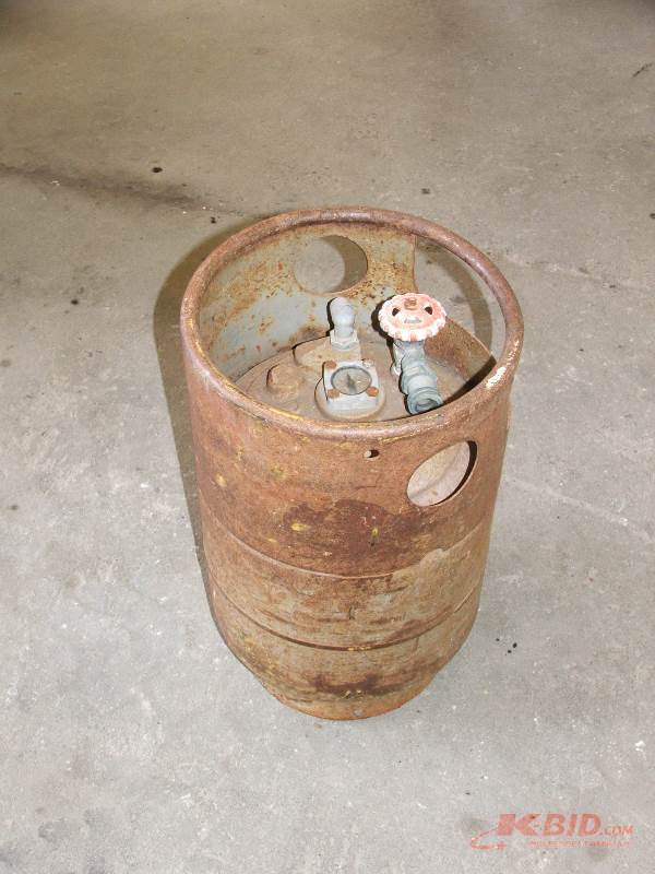 lot 20 image: 20lb forklift LP tank