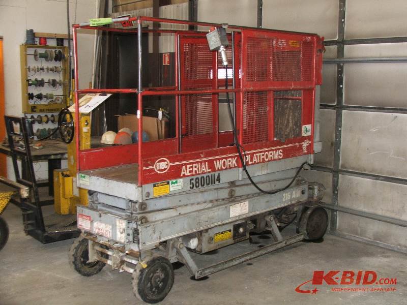lot 23 image: MEC Sicissor Lift