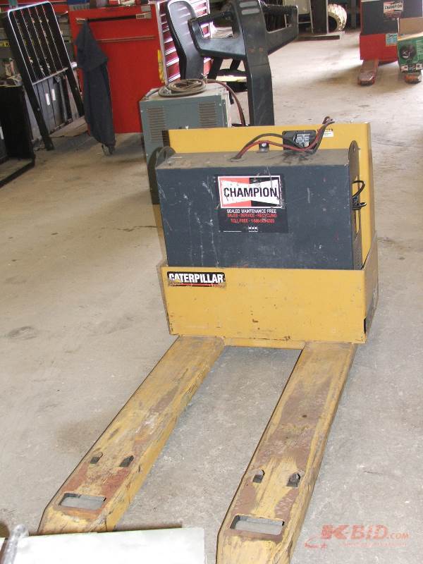 lot 25 image: Cat NNP40 powered pallet jack