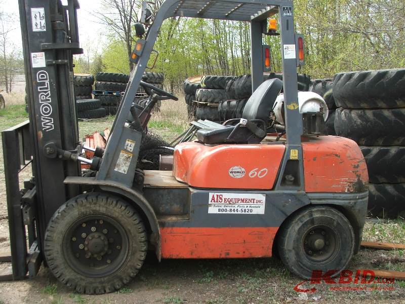 lot 33 image: 2012 World Lift 6000lb Pneumatic Tire Forklift