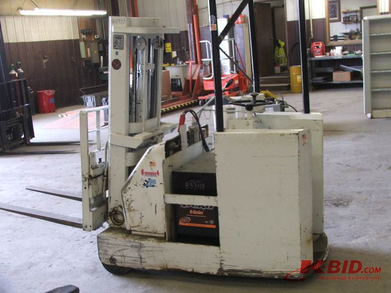 lot 41 image: Baker 3000lb stand up forklift