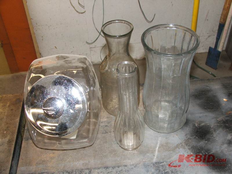 lot 44 image: Lot of vintage glass items