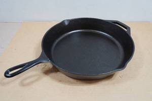 Lodge 12 Cast Iron Skillet