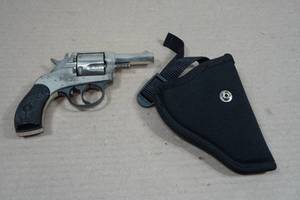 Harrington &amp Richardson The American Double Action .38 S&ampW Revolver - 2.5 Octagon Barrel