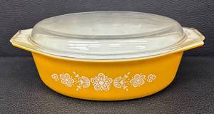 DA - Vintage Pyrex Butterfly Gold Casserole Dish with Glass Lid