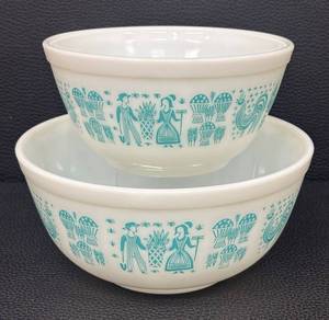 DA - Two Vintage Pyrex Amish Butterprint Nesting Bowls