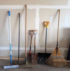 G - True Temper Garden Tools - Shovels & Rakes with Wood & Metal Handles