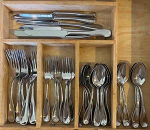 K - Outstanding Oneida Flatware Set