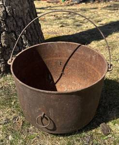 S - Vintage Cast Iron Pot