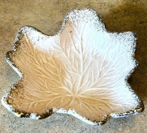 UL - Vintage USA Pottery Leaf Shaped Bowl