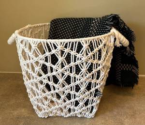 UL - White Macrame Storage Basket With Blanket