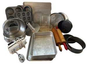 UL - Hamilton Beach Hand Mixer - Whisk Attachments & Assorted Metal Bakeware