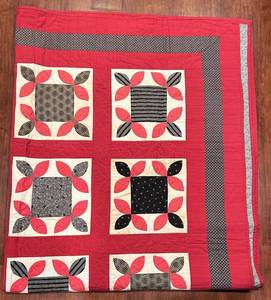 LL - Leaf-Block Nine-Patch Quilt 88x64 in - Red Border, Cream Frames
