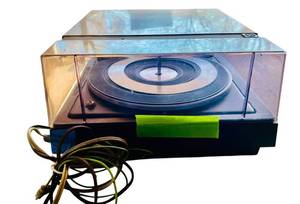 G - Realistic LAB-64 Turntable - Vintage Belt-Drive Record Player with Dust Cover