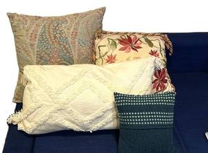 LL - Pillows (Lot of 5)