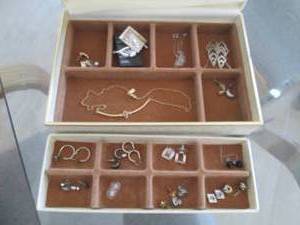 Jewelry box with jewelry...