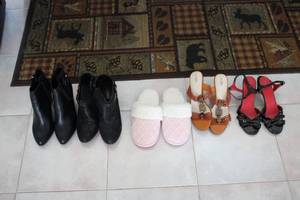 5 Pairs of womens shoes size 910...