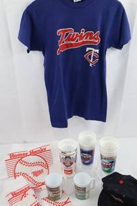Minnesota Twins Memorabilia Lot With Champion Shirt, Homer Hanky Towels & Cap