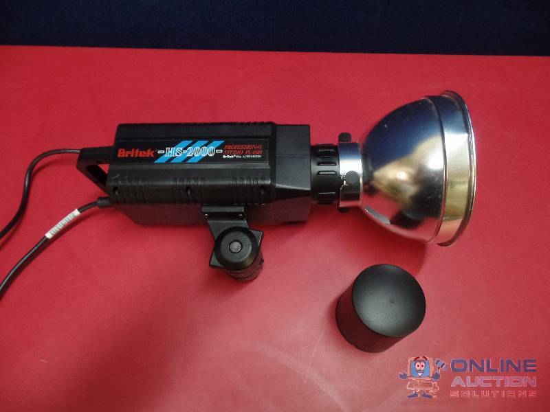 lot 16 image: Britek Photo Studio HS-2000 Strobe Light 440ws with Reflector