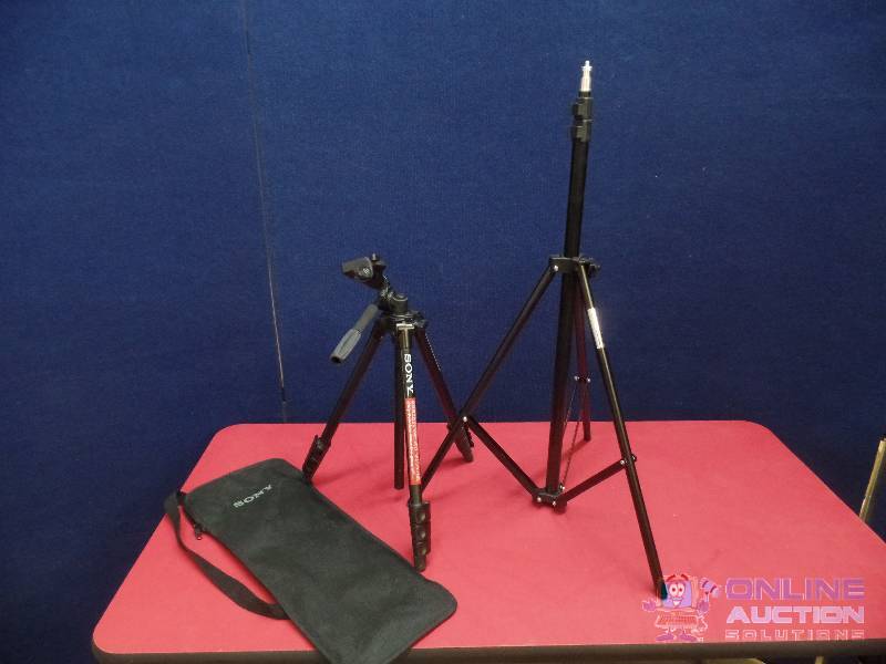 lot 21 image: WT803 Light Stand & Sony VCT-1500L Compact Tripod