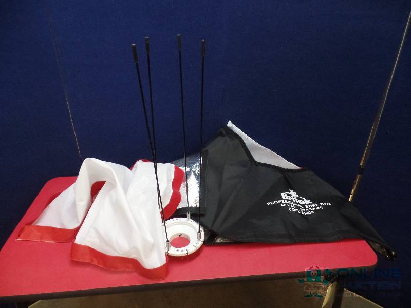 lot 27 image: Britek Professional Soft Box 32 x 32