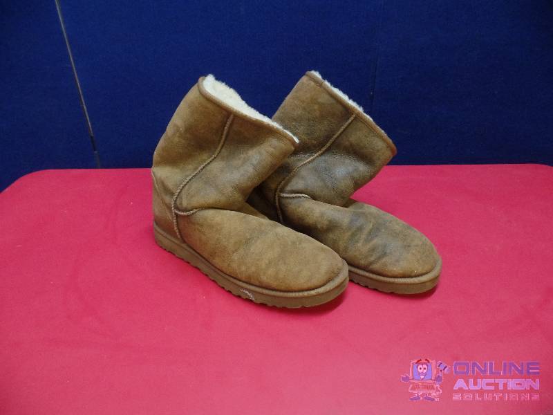 lot 38 image: Mens Uggs