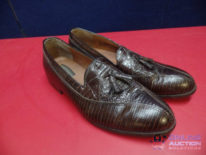 lot 39 image: Mens Snake Skin Dress Shoes