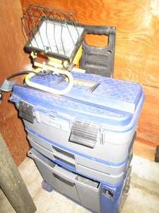 Benchtop rolling toolbox with halog...