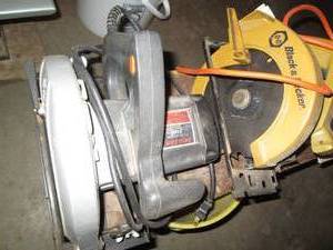 Pair of electric circular saws...