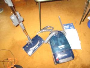 Kenmore 12amp Canister vacuum clean...