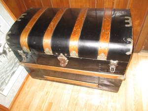 Rounded top footlocker trunk with m...