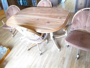 5pc dining table and rolling padded...
