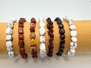 Exquisite Seven-Piece Holistic Natural Gemstone Stretch Bracelet Collection Featuring Tumbled White Howlite, Mookaite Jasper, and Deep Garnet Stones