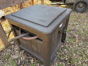 Suncast Resin Hideaway Hose Reel Box w Garden Hose Crank Lid Good