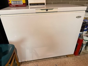 Woods Chest Freezer White Top-Open Locking Lid Approx 35x35x22