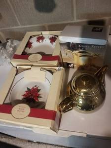 Metro Gravy Server Thermal Teapot - Gold-Tone Poinsettia Soup Bowls (Set of 4) - Porcelain