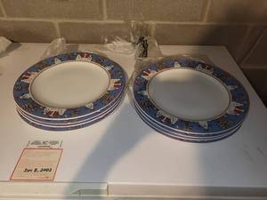 Debbie Mumm Sakura Snowman Dinner Plates by Oneida - 7-Piece Set (6 Snowman Plates & 1 Floral Plate)