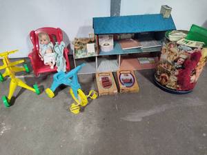 Vintage Metal Doll House, Furniture & Misc Toys