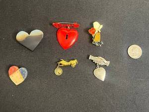 1939 Worlds Fair Pendant Pin & Lot of VTG Heart Pins & Brooches Inc Holly Hobby Pin & Gold Tone Locket