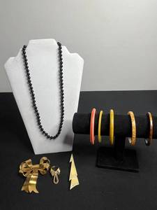 VTG Onyx Like Black Bead Necklace with Gold-Tone Leaf Brooch Pendant & Bangle Bracelets