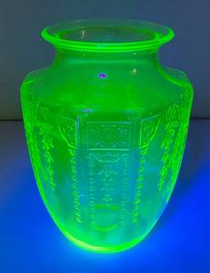 Vintage Anchor Hocking Princess Green Uranium Depression Glass 8 Vase (Glows Under UV light)