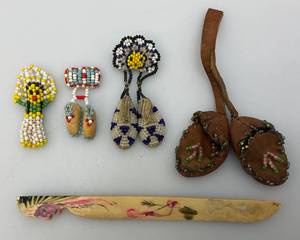Vintage Miniature Native American Buck Skin And Beaded Items And more