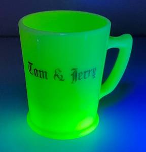 RARE Vintage Uranium Milk Glass Tom & Jerry Mug (Glows Under UV) 2 34 x 3 12