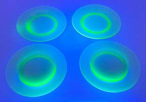 Set Of Four Vintage Green Vaseline Uranium Glass 8 12 Plates (Glows Under UV Light)
