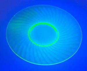 Vintage Swirl Green Vaseline Uranium Glass 10 Plate (Glows Under UV Light) Has One Chip On Edge
