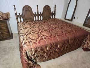 Traditional Twin Headboard Bed Frame with Ornate Carved Wood Design