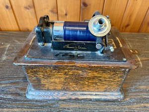 Edison Standard Phonograph, a cylinder record player manufactured by the National Phonograph Company.